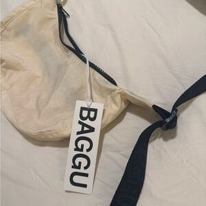 baggu small crescent bag in ivory